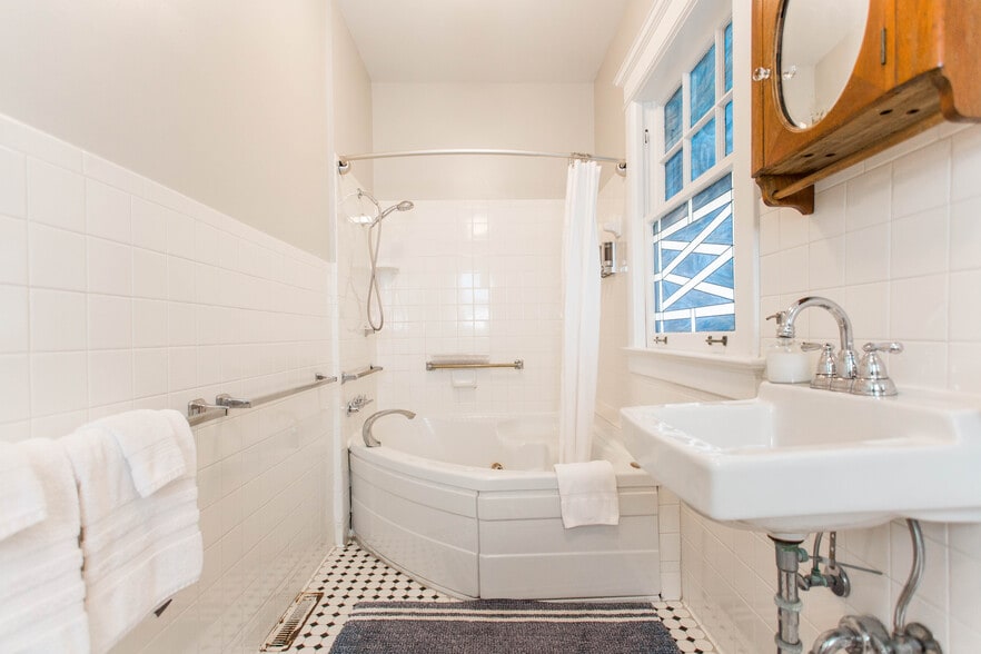 More Photos Of 116 E 46th St, Kansas City Hospitality For Sale