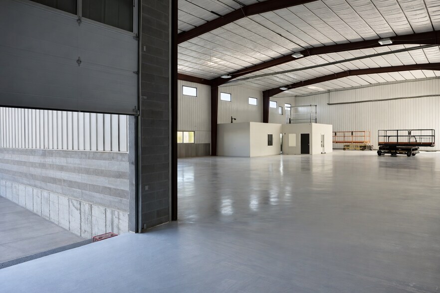 More Photos Of 181 W 2675 N, Layton Showroom For Lease