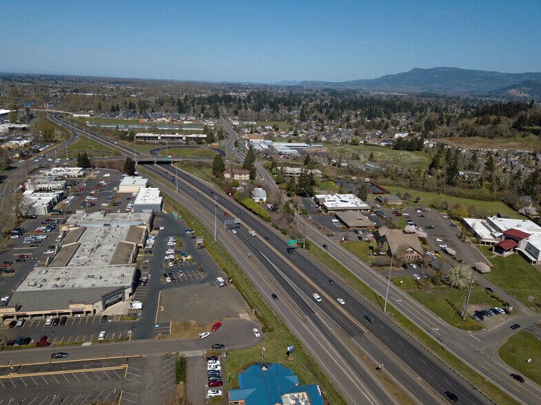 More Photos Of 1003 Valley River Way, Eugene Freestanding For Lease