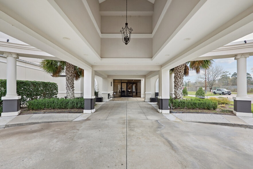 More Photos Of 804 Russell Palmer Rd, Kingwood Theater Concert Hall For Sale