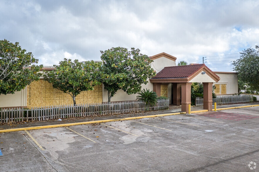 More Photos Of 925 Highway 332, Lake Jackson Hotel For Sale