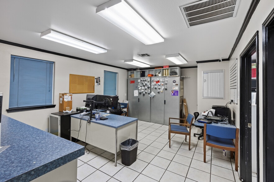 More Photos Of 955 W Kingsbury St, Seguin Auto Repair For Sale