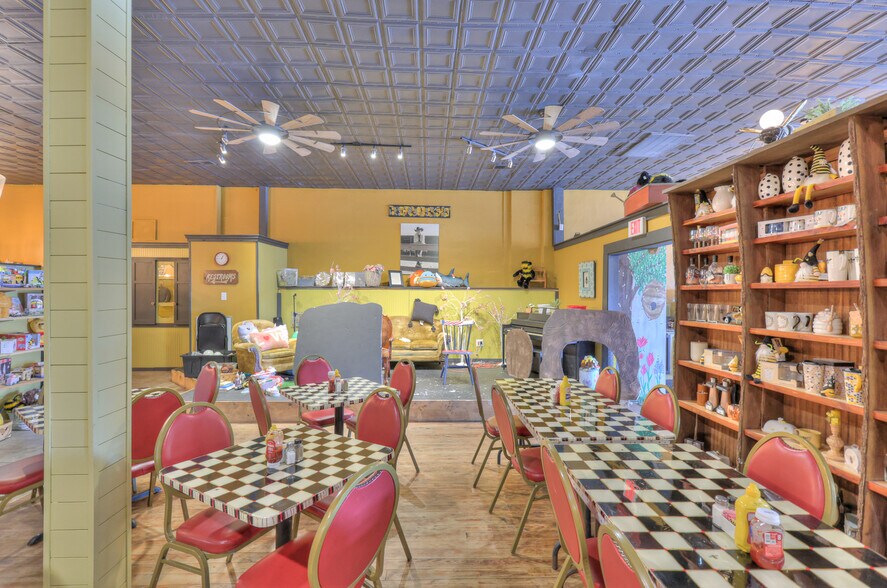More Photos Of 108 W Walnut St, Smithville Restaurant For Sale