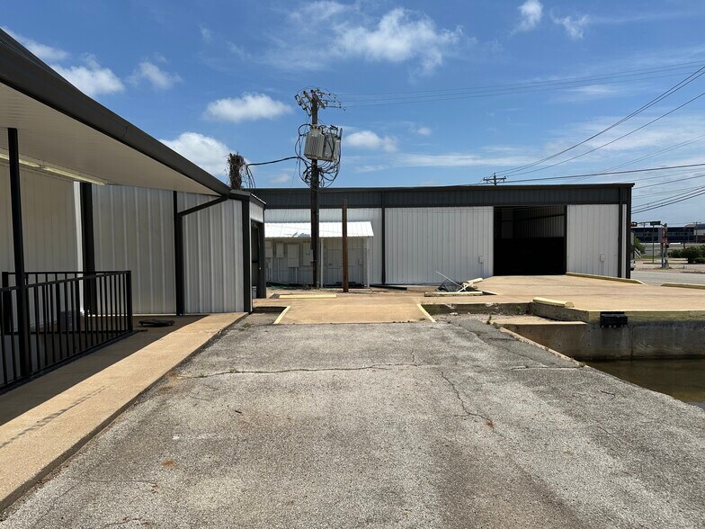 More Photos Of 306 S Bonner St, Jacksonville General Retail For Sale