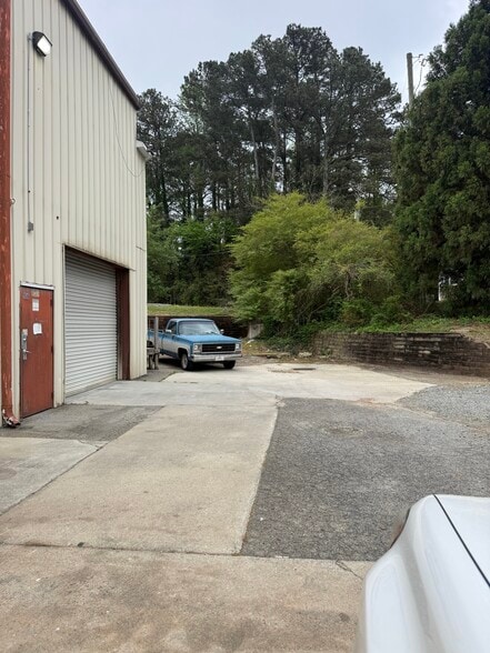 More Photos Of 840 Shallowford Rd, Kennesaw Distribution For Lease