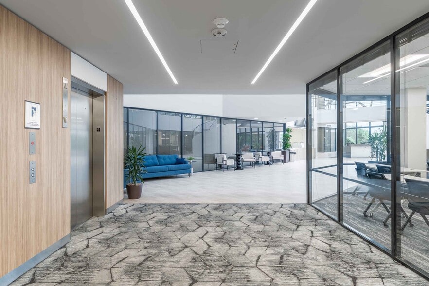 More Photos Of 6606 Lyndon B Johnson Fwy, Dallas Office For Lease