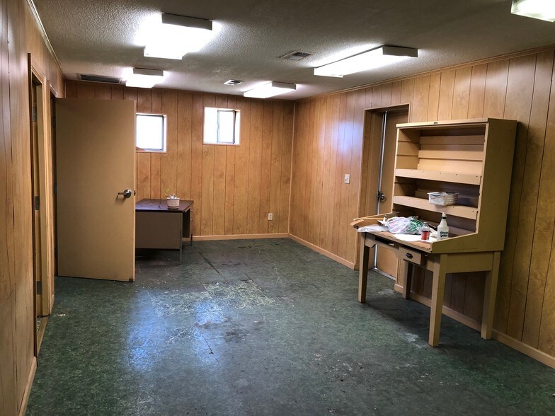 More Photos Of 5820 N Commerce Plz, Jackson Light Distribution For Lease