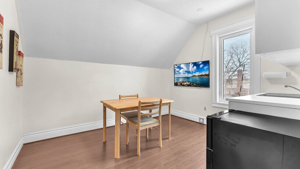 More Photos Of 512 Oxford St E, London Medical For Sale