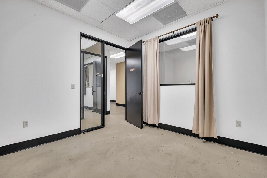 More Photos Of 550 N Golden Circle Dr, Santa Ana Office For Lease