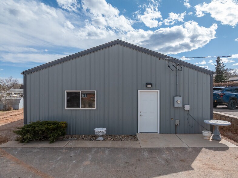 More Photos Of 5517 W Elm St, Black Hawk Showroom For Lease