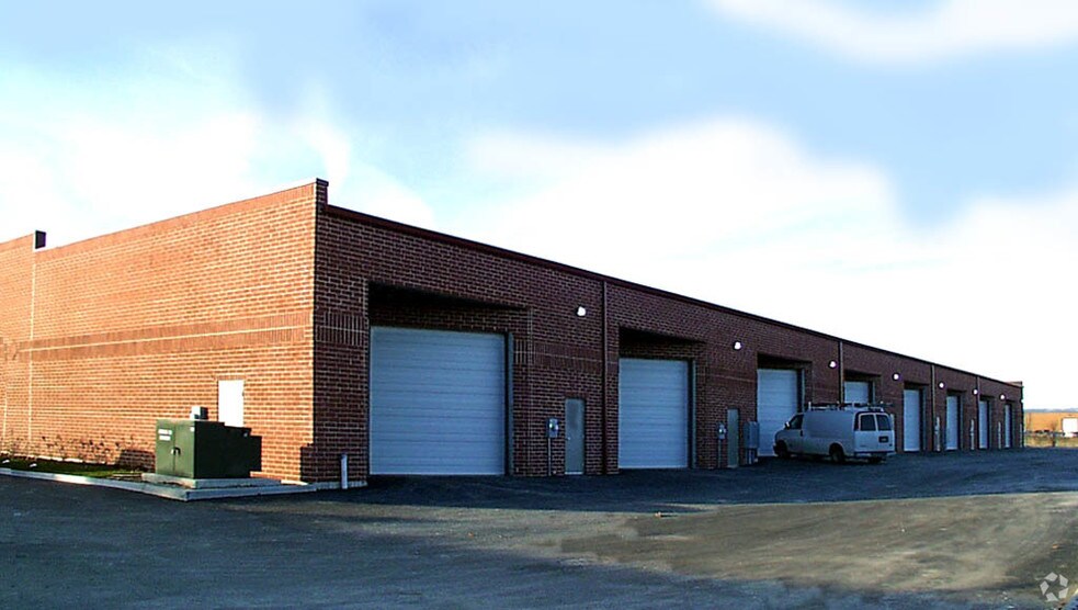 More Photos Of 100 Oakwood Rd, Lake Zurich Warehouse For Lease