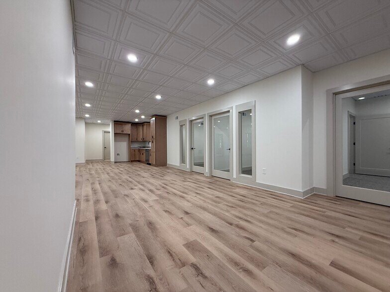 More Photos Of 1792 Woodstock Rd, Roswell Office For Lease