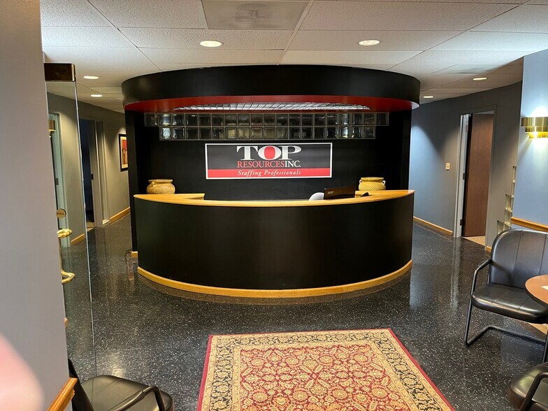 More Photos Of 10500 Barkley St, Overland Park Office For Sale