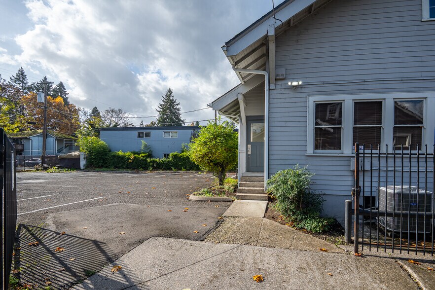 More Photos Of 990 W 7th Ave, Eugene Office For Sale