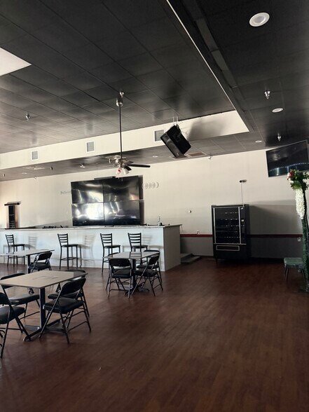 More Photos Of 140 Collins Rd, Richmond Storefront For Lease