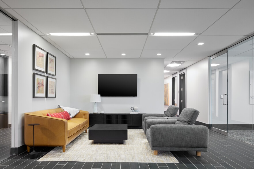 More Photos Of 9400 N Broadway Ext, Oklahoma City Office For Lease