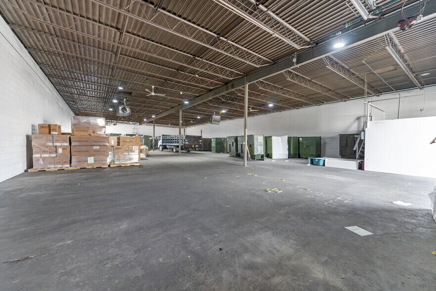 More Photos Of 1117 Deloss St, Indianapolis Warehouse For Lease