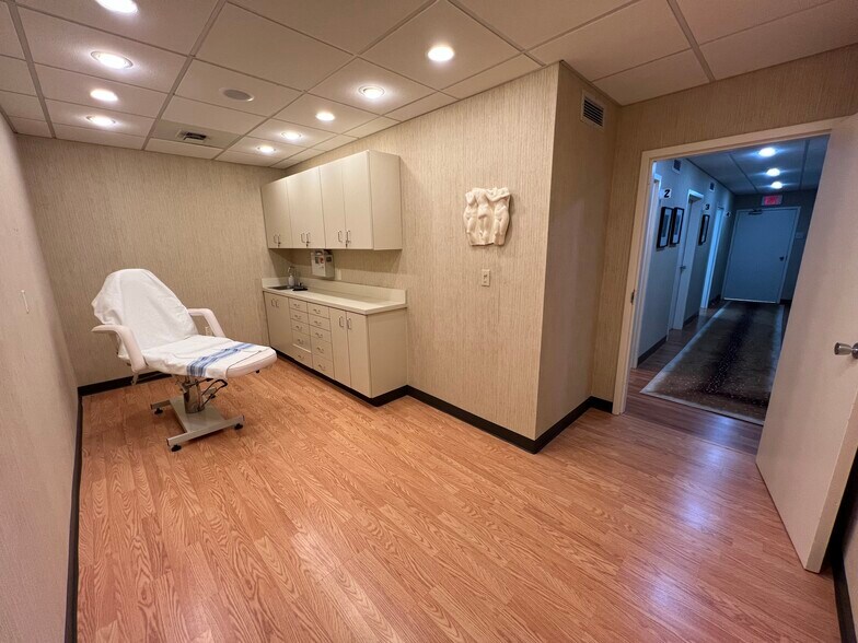More Photos Of 2 1/2 Dearfield Dr, Greenwich Medical For Lease