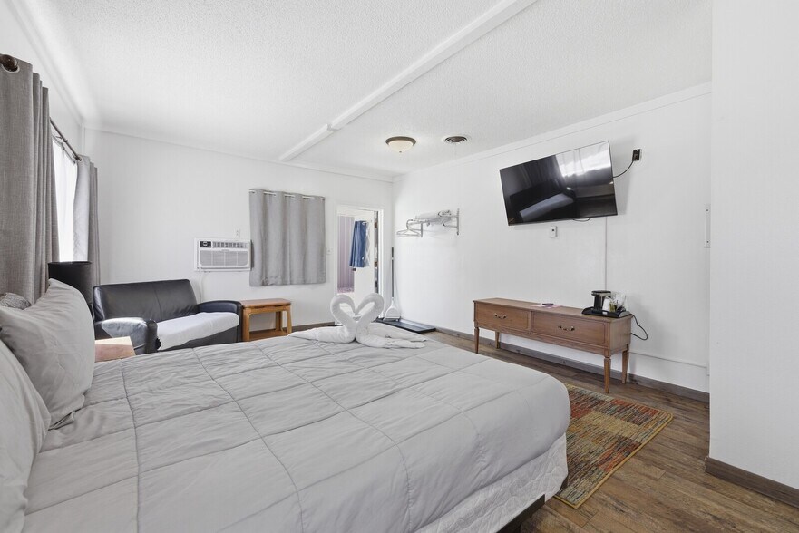 More Photos Of 201 S 4th St, Glenrock Storefront For Sale