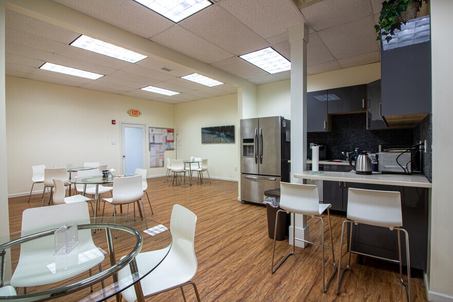 More Photos Of 290 Andrews Rd, Trevose Flex For Lease