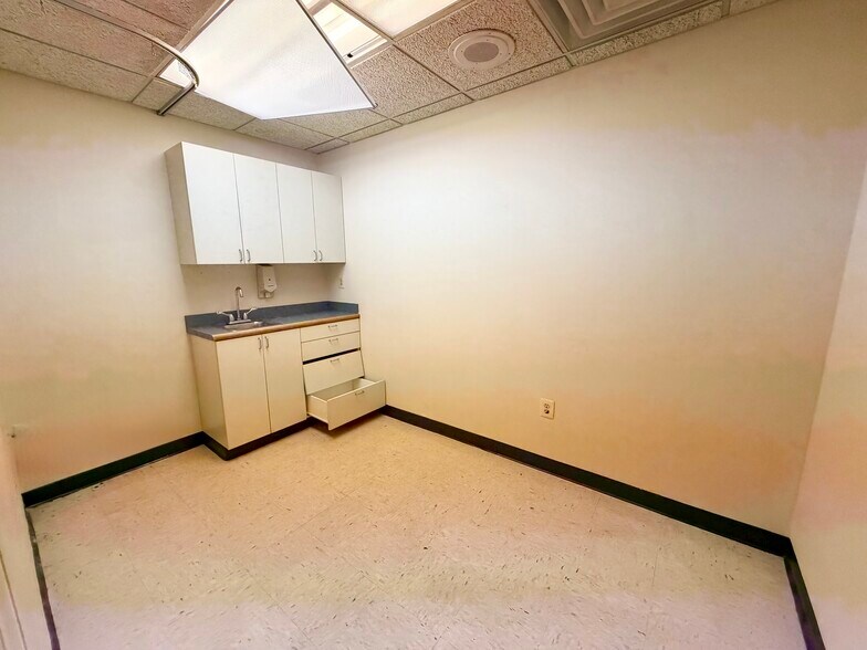 More Photos Of 853-855 Grove St. st, Irvington Healthcare For Lease