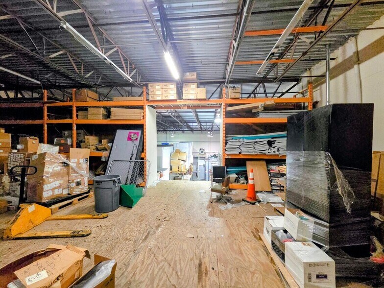 More Photos Of 7810 Kingspointe Pky, Orlando Warehouse For Lease
