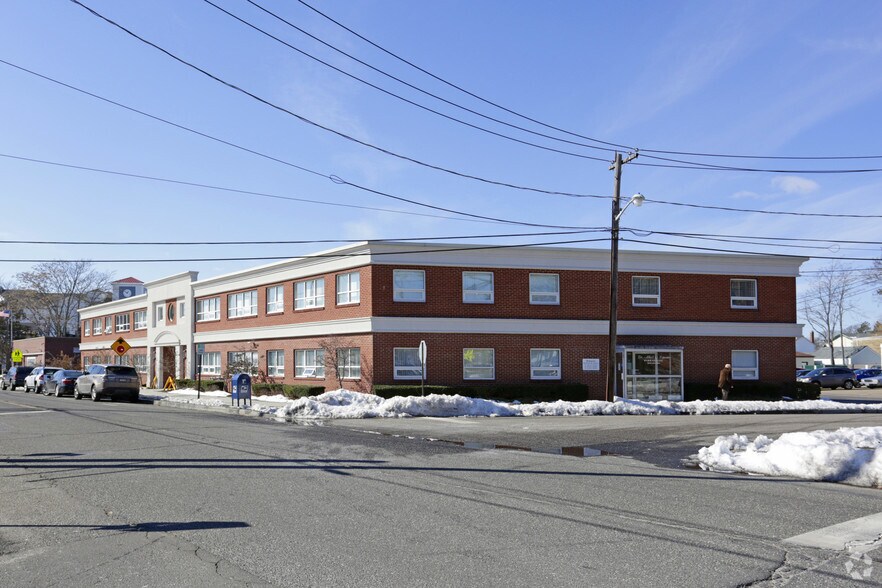 More Photos Of 31 Oak St, Patchogue Medical For Lease