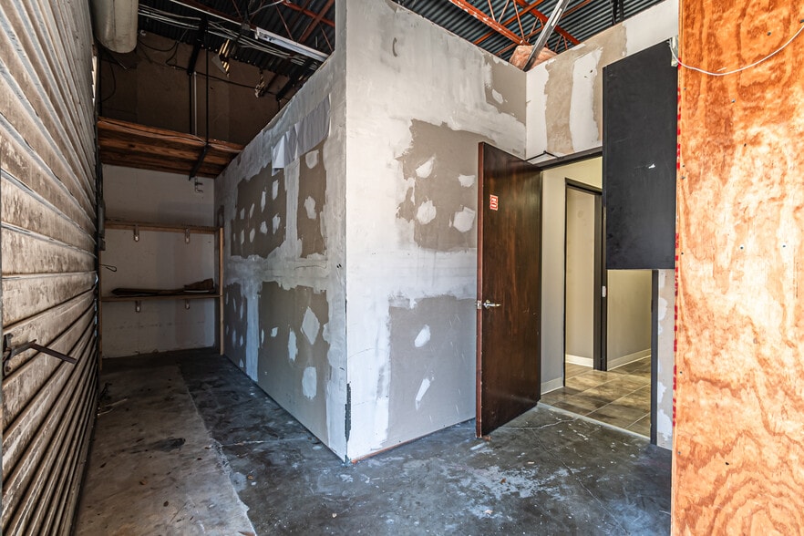 More Photos Of 16522-16536 Park Row, Houston Light Distribution For Lease