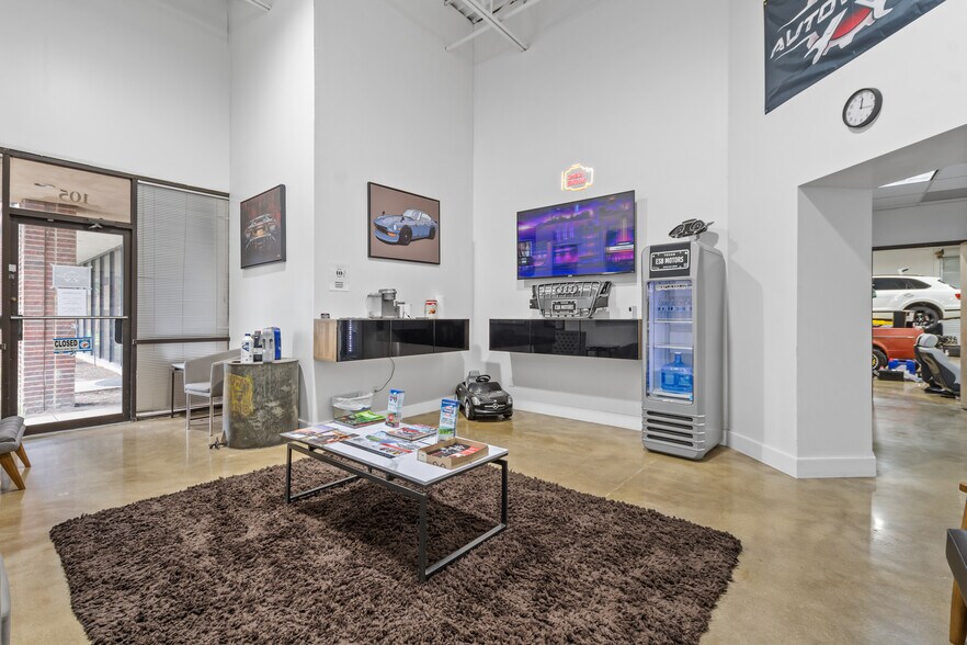 More Photos Of 2415 W Northwest Hwy, Dallas Storefront For Lease