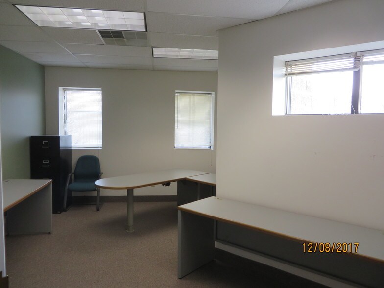 More Photos Of 700 W Metro Park, Rochester Coworking Space