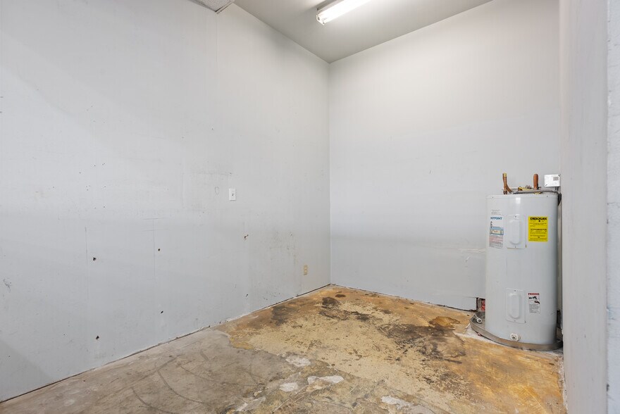 More Photos Of 12412 NE Halsey St, Portland Freestanding For Lease