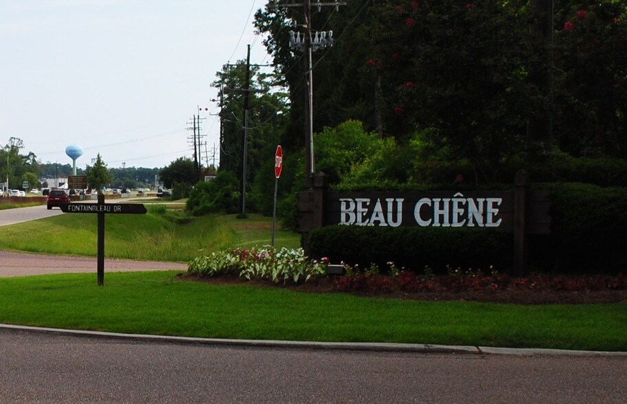 More Photos Of 102 Fontainbleau Dr, Mandeville Office For Lease