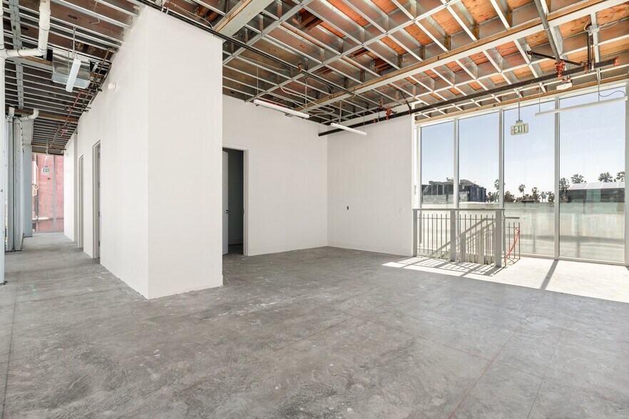 More Photos Of 78 Market, Venice Restaurant For Lease