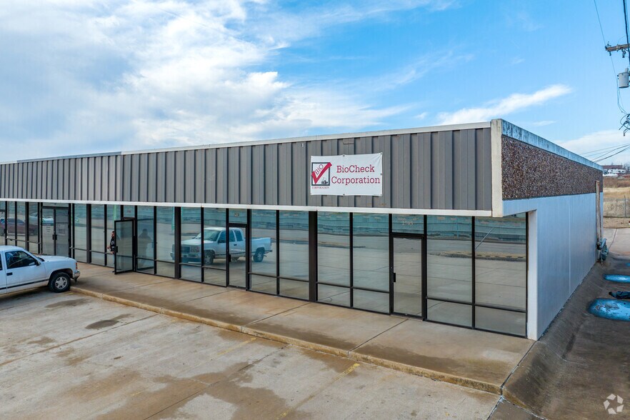 More Photos Of 2703-2717 S I 35 Service Rd, Oklahoma City Showroom For Lease