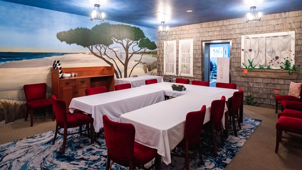 More Photos Of 210 S Holladay Dr, Seaside Restaurant For Sale