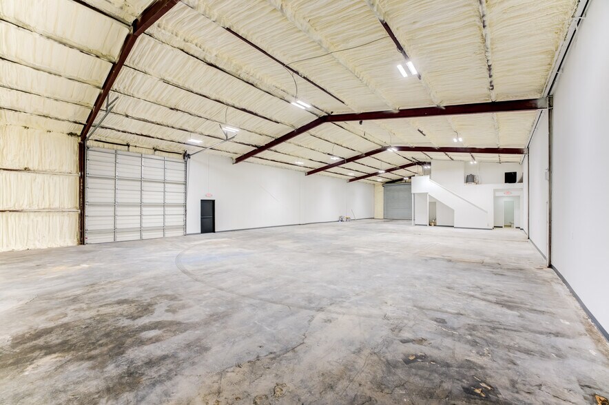 More Photos Of 10215 Papalote St, Houston Showroom For Lease