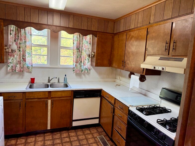 More Photos Of 16 Elk Mountain Rd, Asheville Office For Lease