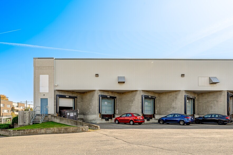 More Photos Of 8740-8754 Boul Pie IX, Montréal Warehouse For Lease