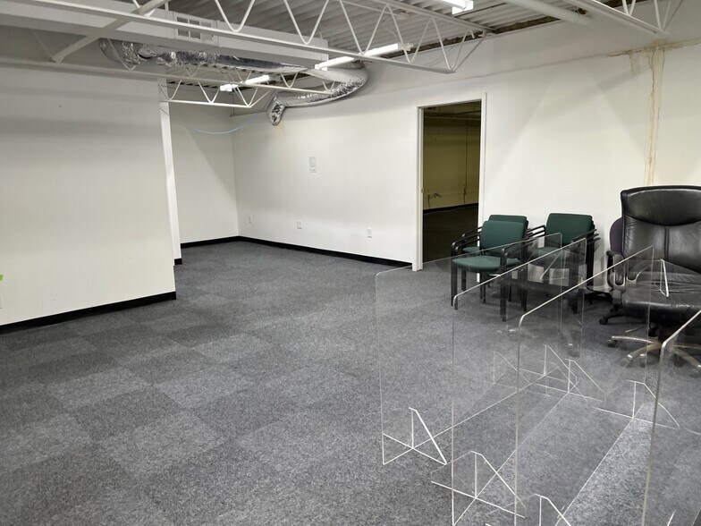 More Photos Of 3670-12 Oceanside Rd W, Oceanside Showroom For Lease