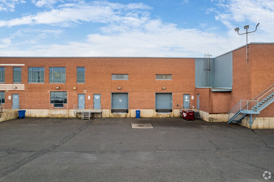 More Photos Of 25 Rue de Lauzon, Boucherville Light Distribution For Lease