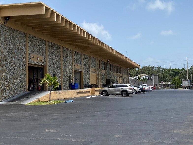 More Photos Of 6245 N Powerline Rd, Fort Lauderdale Light Distribution For Lease