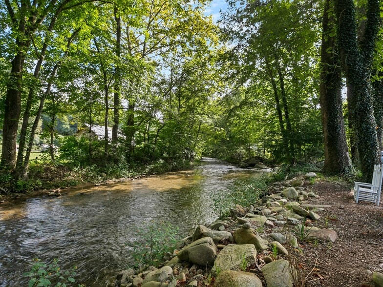 More Photos Of 2474 Soco Rd, Maggie Valley Hotel For Sale
