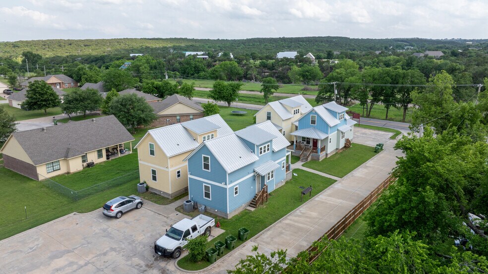More Photos Of 1804 SW Barnard St, Glen Rose Apartments For Sale