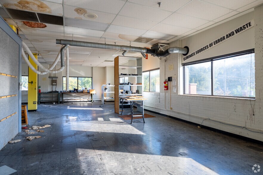 More Photos Of 707 E B St, Belleville Warehouse For Sale