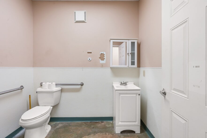 More Photos Of 2200 Sciaaca Rd, Spring Office For Sale
