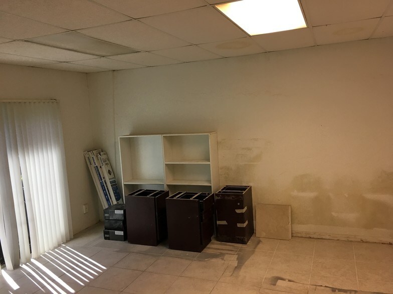 More Photos Of 12165 Metro Pky, Fort Myers Light Manufacturing For Lease