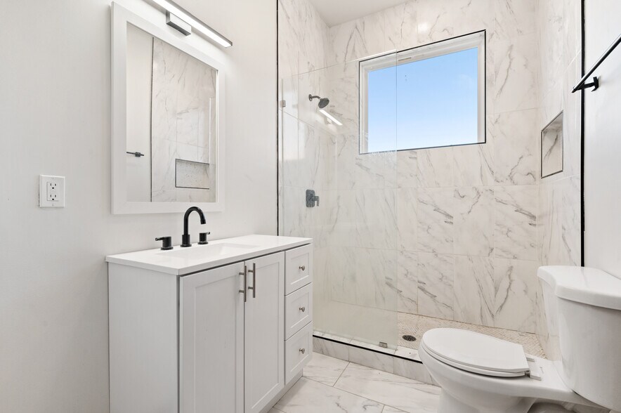 More Photos Of 200-208 E Eighth Ave, Munhall Freestanding For Sale