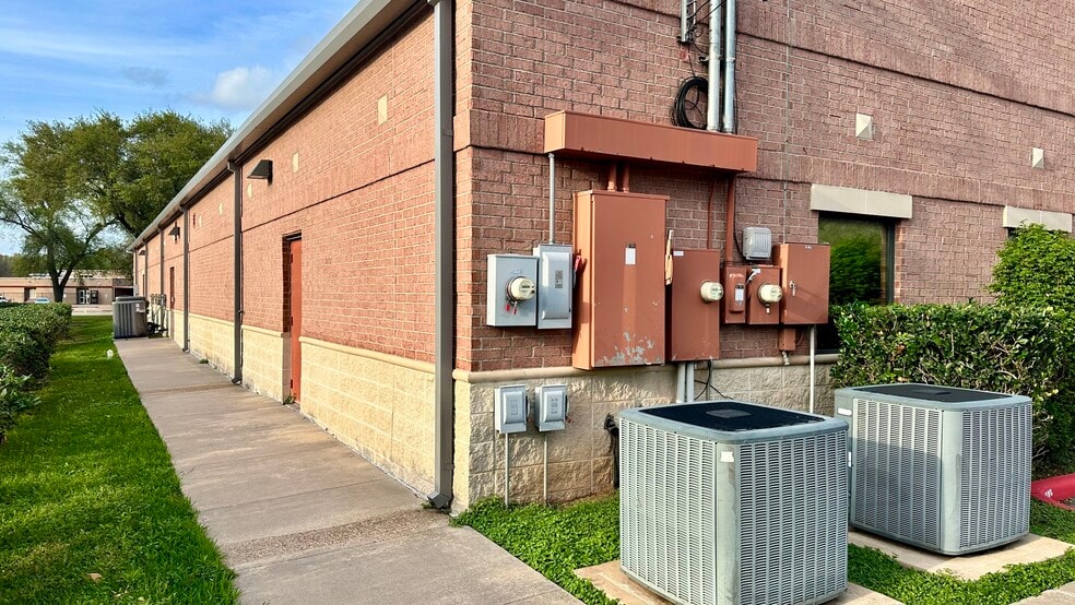 More Photos Of 3030 Edgewater Blvd, Sugar Land Medical For Sale