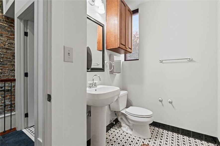 More Photos Of 7 N Royal St, Mobile Office For Sale