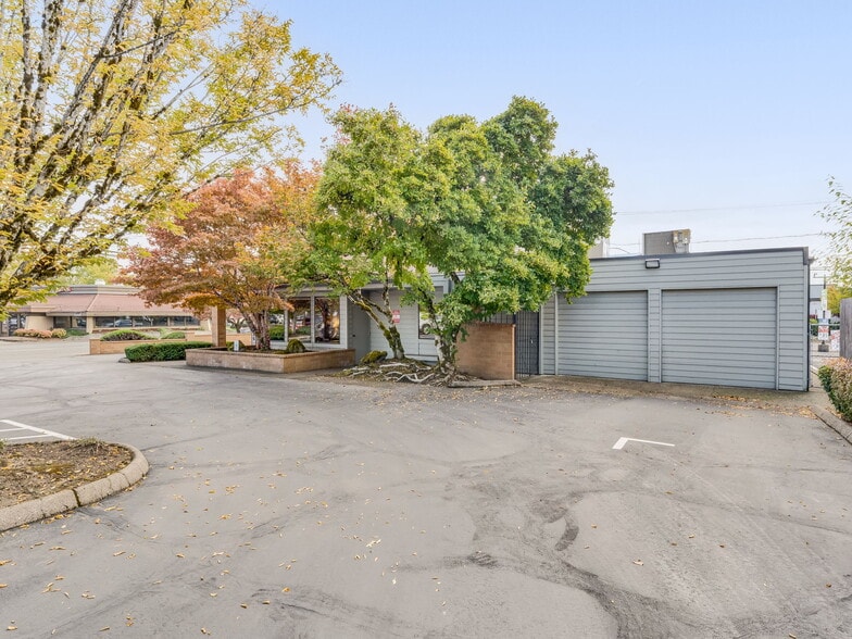 More Photos Of 1215 NE Baker St, Mcminnville Office For Sale
